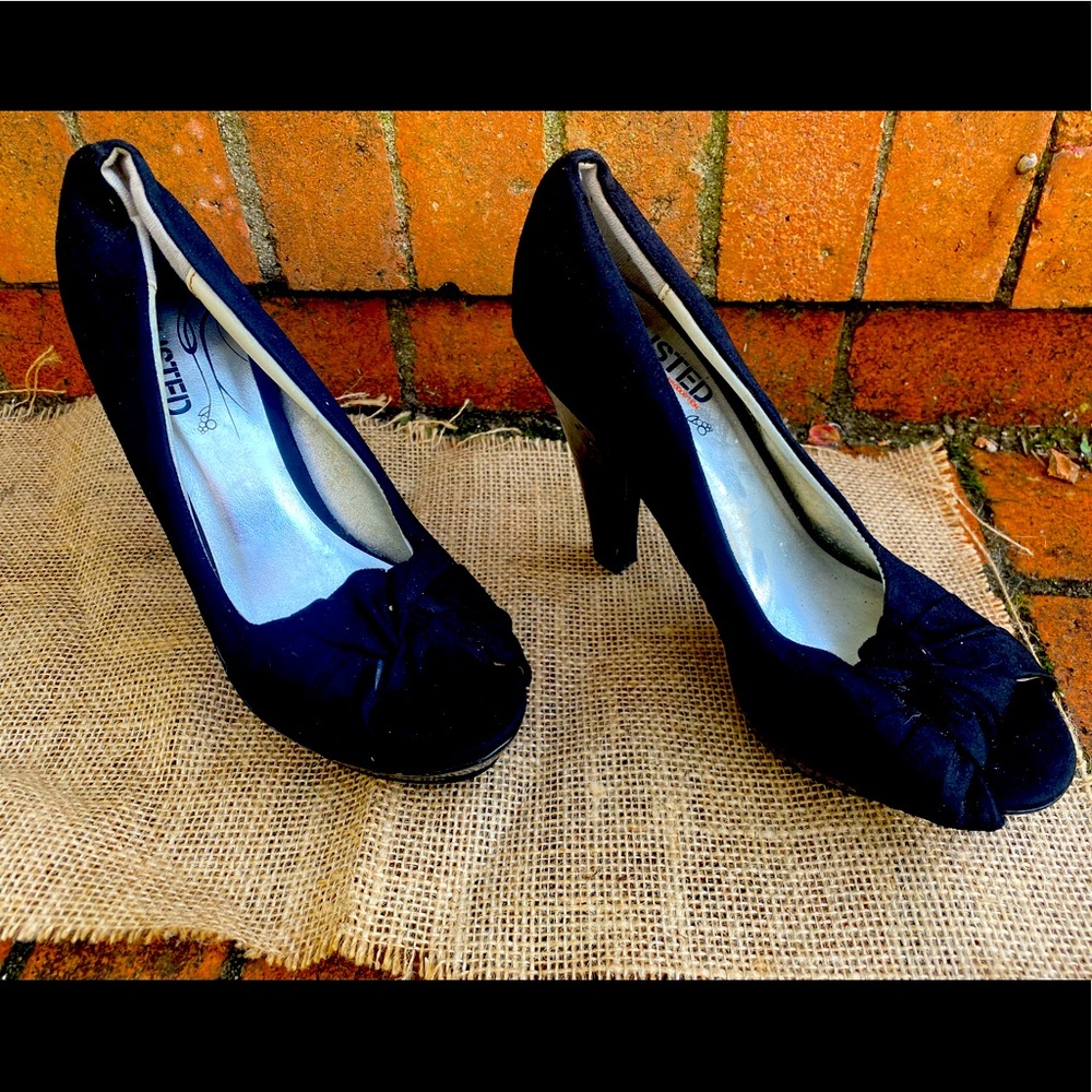 Stylist black pumps with knot on toe
